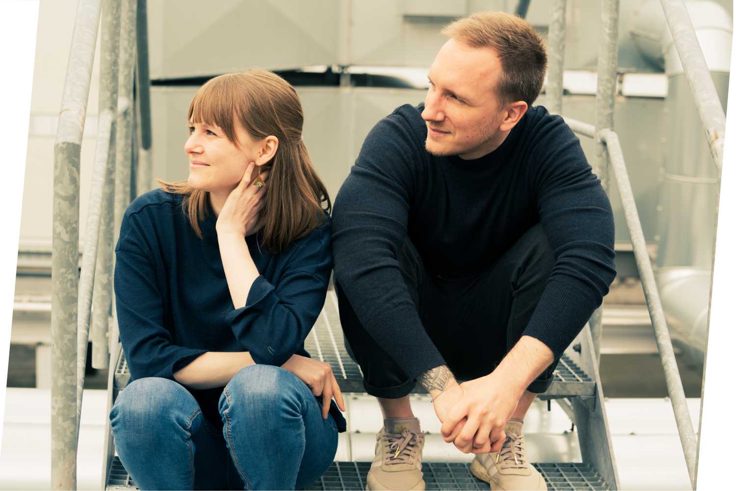 Die beiden effectem Mitarbeiter Eva Reinold und Daniel Schmidtke auf einer Treppe