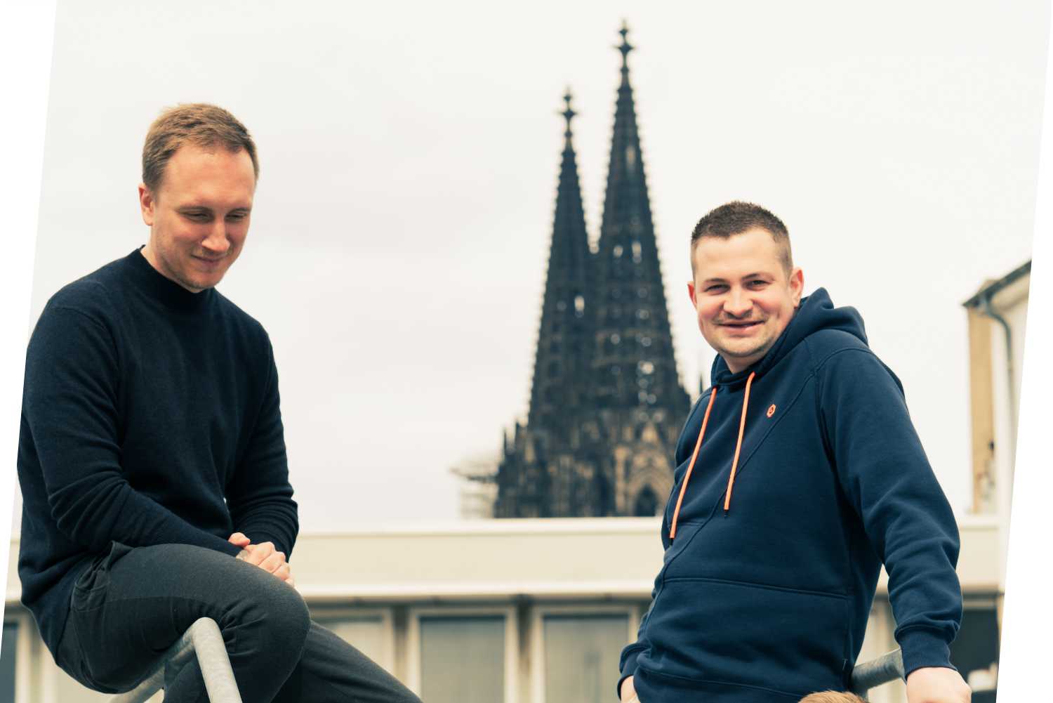 Die beiden effectem Mitarbeiter Marc Stratmann und Daniel Schmidtke mit dem Kölner Dom im Hintergrund